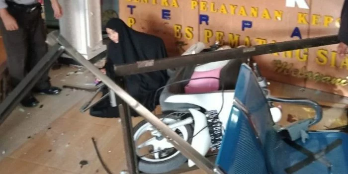 Aksi Nekat Wanita Bercadar Tabrakan Diri ke Kantor Polisi Viral, Begini Kata Abu Janda