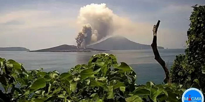 Gunung Anak Krakatau Semburkan Abu Vulkanik Hingga 1.000 Meter