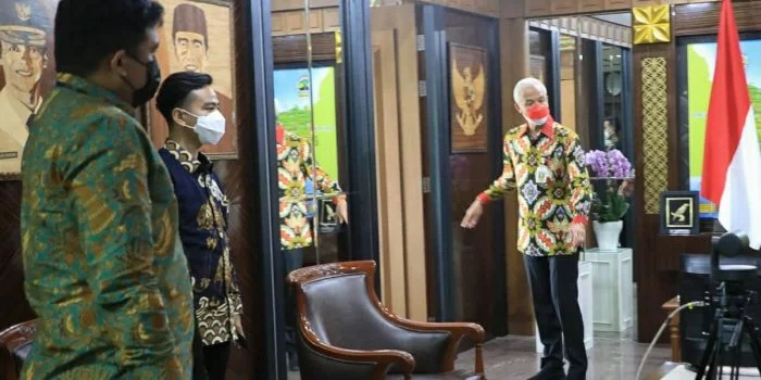 Gibran-Bobby Nasution Mendadak Kunjungi Ganjar Pranowo di Ruangan Pribadi Selama 30 Menit, Ada Pesan Khusus