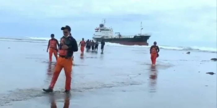 Sudah 3 Hari, Kapal Tanker yang Kandas di Pantai Sancang Belum Bisa Dievakuasi