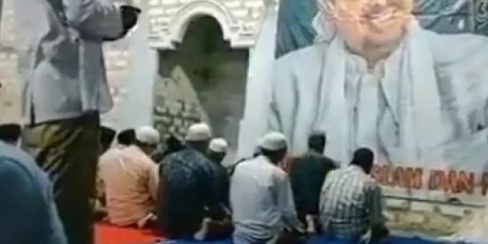 Heboh Foto Habib Rizieq Dipasang di Tembok Masjid, Warganet Sebut Suku Baru ‘Monaslim’ dan 'Balihoisme'