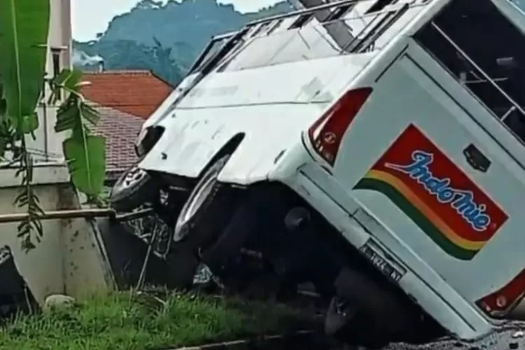 Kecelakaan Maut, Bus Tabrak Pak Ogah hingga Tewas di Tugu Semarang