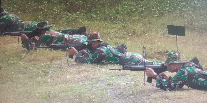 Prajurit Kodim 0614/Kota Cirebon Latihan Menembak