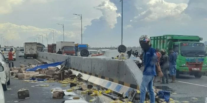 Kecelakaan Truk Tabrak Pikap di Jembatan Suramadu, Minyak Goreng Berceceran di Jalan