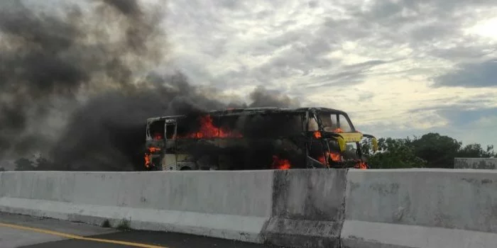 Bus Pariwisata Ludes Terbakar di Tol Pandaan – Malang, Begini Kronologinya