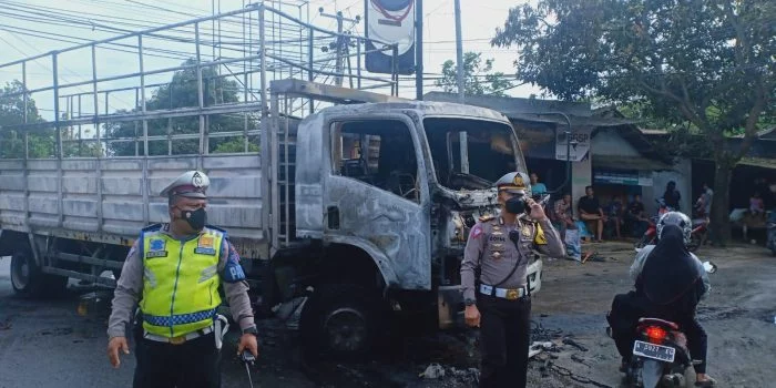 Tersangkut Kabel Listrik Udara, Truk Tronton Muatan Styrofoam Terbakar di Jalan Raya Serang