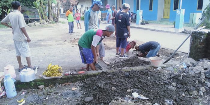 Kerja Bakti Bersama Blok Wuni, Perbaiki Saluran Air