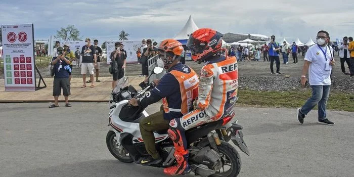 Marc Marquez Dibonceng, Motornya Diangkut