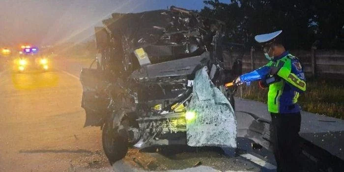 Diduga Sopir Mengantuk, Pikap Muat Jeruk Tabrak Truk di Jalan Tol Ngawi, 2 Orang Tewas