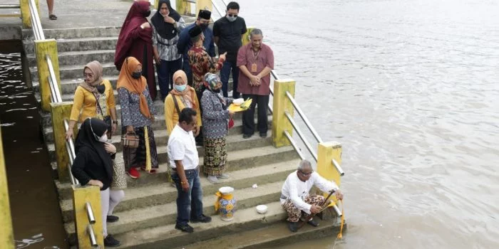 Besok, Jokowi Berkemah di Titik Nol IKN, 33 Tanah Air, Ada Tempat Khusus Berbungkus Kain Kuning Dalam Ransel Khas Suku Dayak