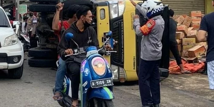 Truk Pengangkut Minyak Goreng Terguling