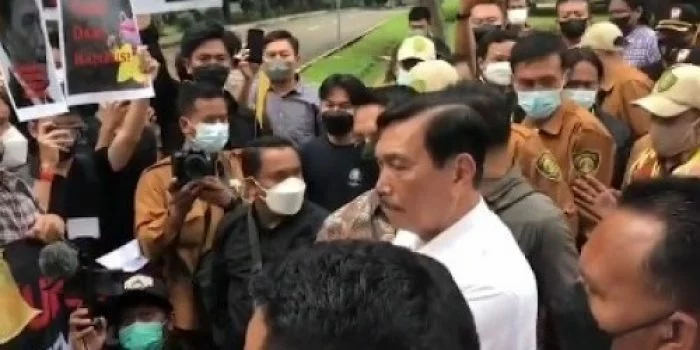 Luhut Temui Massa Aksi BEM UI: Dengerin ya, Jangan Marah-marah, Saya Tidak Pernah Mengatakan Presiden 3 periode