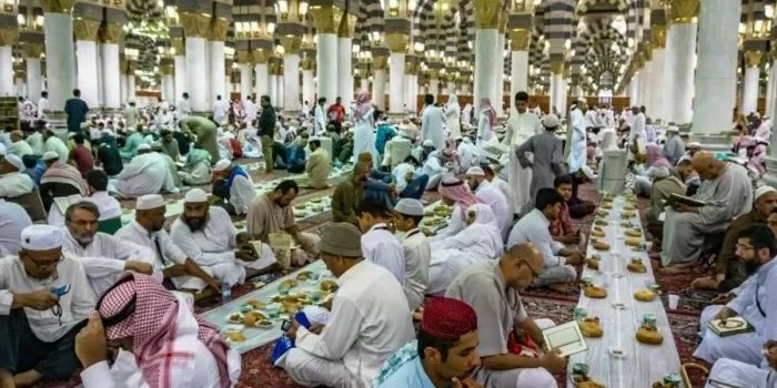 Dalam 10 Menit Wajib Habis, Masjid Nabawi Sediakan 1 Juta Takjil Gratis untuk Buka Puasa