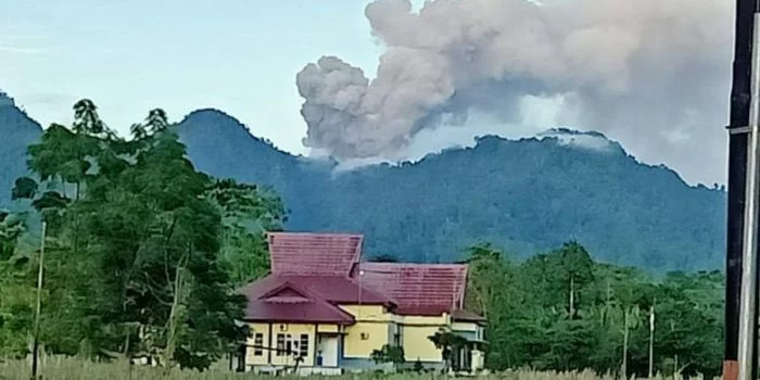 Abu Vulkanik Gunung Dokuno Kepung Warga Tobelo Utara