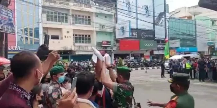 Warga Bentangkan Kain Kafan Bertuliskan 'Turunkan Harga Minyak Goreng' Saat Kunker Jokowi di Pasar Bedug Jambi