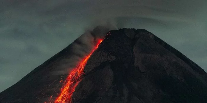 BPPTKG: Gunung Merapi Luncurkan 13 Guguran Lava Pijar Sejauh 1,8 km