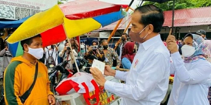 Jokowi Acungkan Tiga Jari Saat Bagi BLT Migor Rp300 Ribu ke Pedagang, Roy Suryo: Semoga Artinya Bukan Bukan Soal Periode Ya