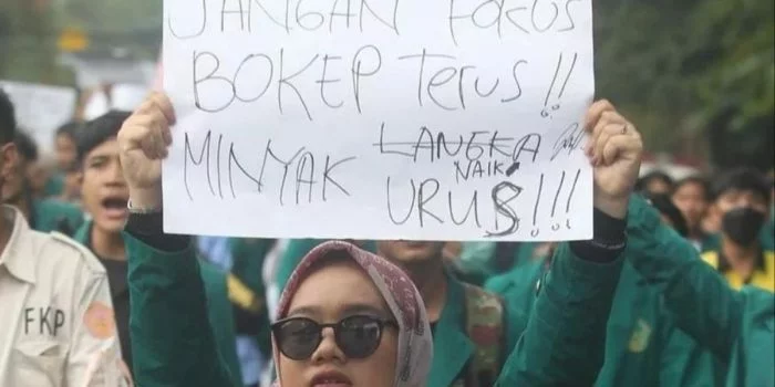 Demo 11 April, Ada Mahasiswa Bawa Poster Bertuliskan “Jangan Fokus Bokep Terus, Minyak Langka, Naik, Urus!!!”