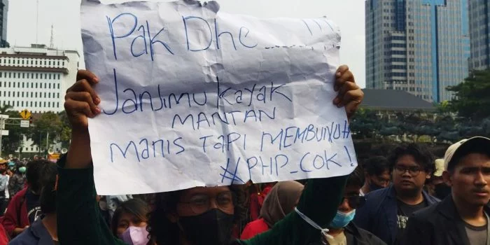 Pesan Menggelitik Pendemo 11 April, Poster Bertuliskan: "Pak Dhe....!!! Janjimu Kayak Mantan, Manis Tapi Membunuh"