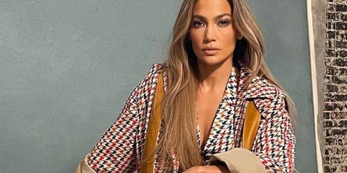 Alamak! Gaya Jennifer Lopez Kenakan Trench Coat Tanpa Pakai Celana