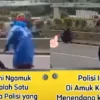 Beredar Video Perlihatkan Emosi Emak-emak Kemaluannya Ditendang Polisi, Faktanya