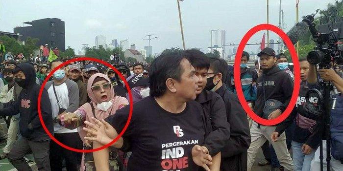 Inikah Sosok Pemicu Ade Armando Babak Belur Dihajar Massa, Seorang Wanita Berkaca Mata dan Pria Bertopi Hitam