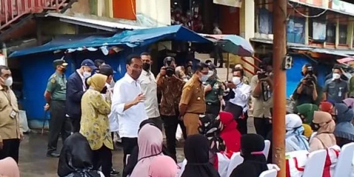 Presiden Jokowi Tinjau Pasar Dan Berikan BLT Di Bogor