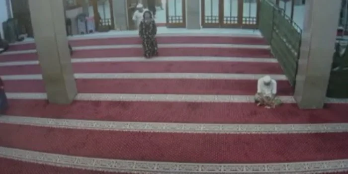 Diduga ODGJ, Wanita Bawa Sajam Masuk Masjid di Pesanggrahan