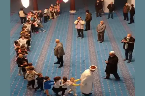 Imam Masjid di Turki Ajak Anak-Anak Main Usai Salat Tarawih Ikuti Wasiat Sultan Alfarih