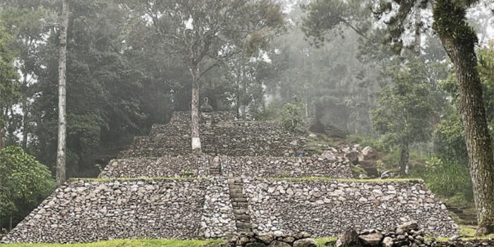 Jalur Pendakian Gunung Lawu, Jalur Misterius yang Melintasi Dua Provinsi