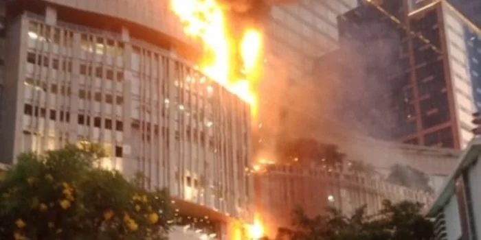 Pusat Perbelanjaan Tunjungan Plaza Terbakar