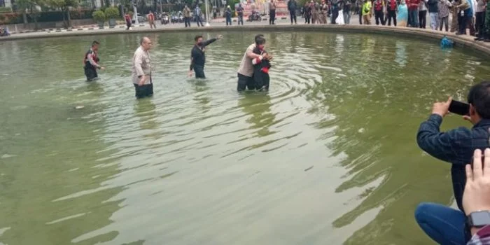 Pria Ini Lompat ke Air Mancur di Dekat Patung Kuda Sambil Teriak 'Merdeka', Diamankan Polisi