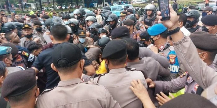 Kapolsek Metro Gambir Korban Aksi Mahasiswa di Kawasan Depan Patung Kuda