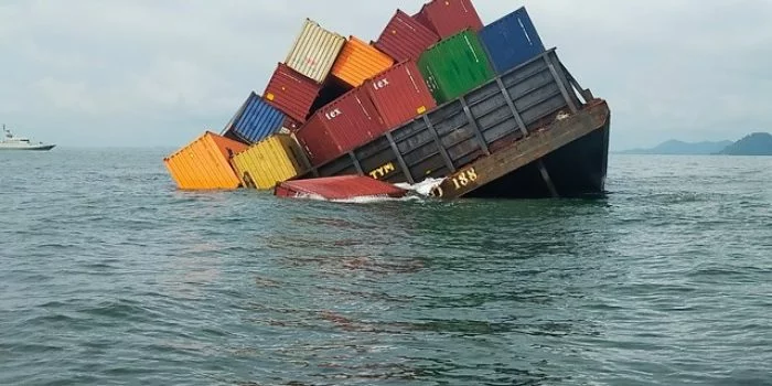 Kapal Tugboat BM Marcopolo 188 Bermuatan Peti Kemas Nyaris Karam di Perairan Karimun Kecil