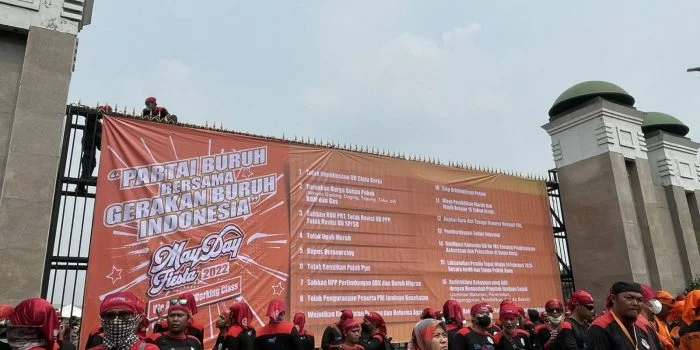 Massa Buruh Penuhi Gedung DPR, Serukan 18 Tuntutan