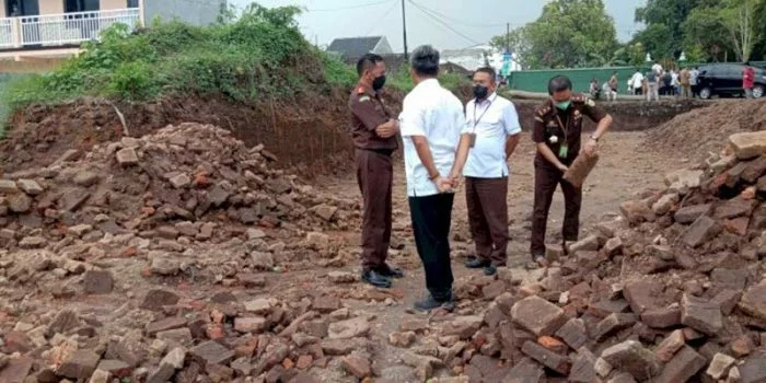 Robohnya Tembok Bekas Benteng Keraton Kartasura Jadi Perhatian Tim Kejaksaan Agung