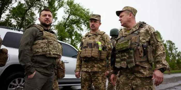 Volodymyr Zelensky Kunjungi Pasukannya di Garis Depan Wilayah Kharkiv Timur Laut Ukraina