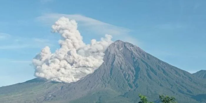 Jelang Idul Fitri Gunung Semeru Kembali Luncurkan Awas Panas Sejauh 3,5 Kilometer