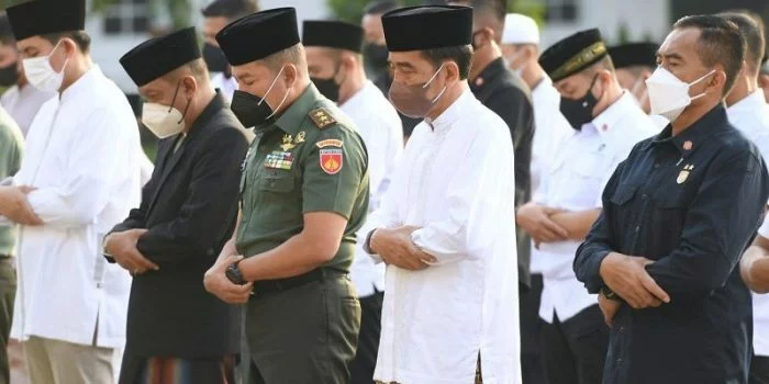 Presiden Jokowi dan Ibu Iriana Sholat Idul Fitri 1443 Hijriah di Halaman Gedung Agung Yogyakarta