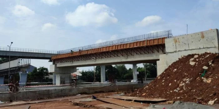 Jasa Marga Rekayasa Lalu Lintas Antisipasi Dampak Pengangkatan Ginder Jembatan Melintang di Atas KM 5+450 Ruas Tol Jakarta-Cikampek