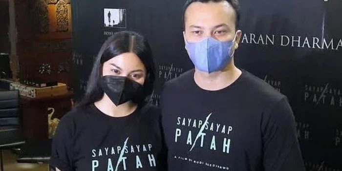 Sayap-Sayap Patah Mendadak Jadi Perbincangan, Nicholas Saputra dan Ariel Tatum Tampil Mesra