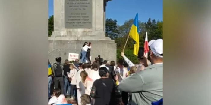 Selama Hari Kemenangan Rusia, Seorang Wanita Diserang di Monumen Tentara Soviet Polandia