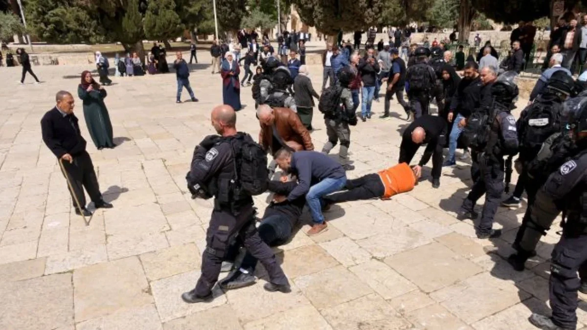 Pemukim Yahudi Kibarkan Bendera Zionis, Puluhan Warga Palestina Terluka Tertangkap Polisi Israel di Al Aqsa