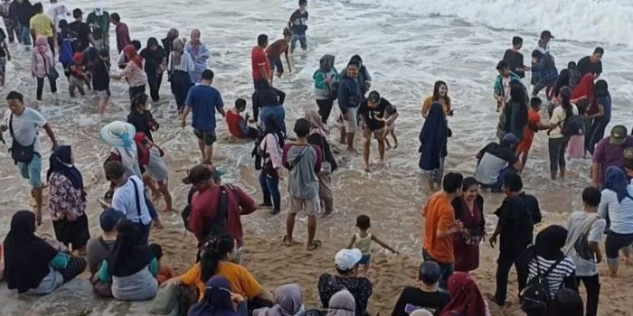 Gelombang Tinggi, 64 Petugas Pantau Kawasan Pantai Selatan Gunung Kidul