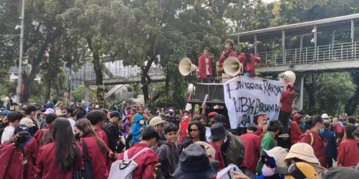 Demo di Patung Kuda Ricuh, Kapolsek Metro Gambir Cedera Leher dan Lengan, Termasuk 2 Anggota Polisi Lainnya Terinjak-Injak