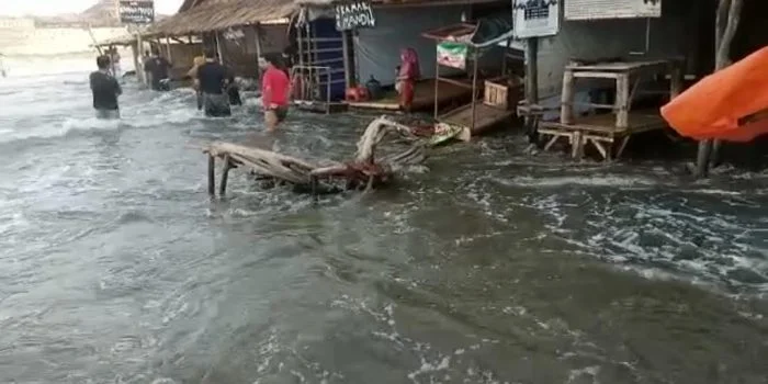 Gelombang Tinggi Terjang Pantai Bagedur Banten, Puluhan Warung Porak-poranda