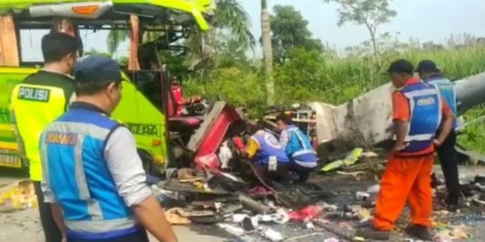 Bus Pariwisata Tabrak Tiang VMS di Tol Surabaya-Mojokerto, 13 Orang Meninggal Dunia