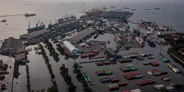 Terminal Peti Kemas Semarang Hentikan Kegiatan Operasional Akibat Banjir Rob