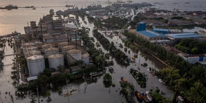 Pelindo Regional 3 Semarang Fungsikan 32 Unit Pompa Air Atasi Banjir Rob di Kawasan Pelabuhan Tanjung Emas