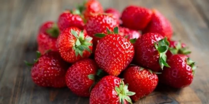 Suka Buah Strawberry? Anda Wajib Perlu Tahu Tentang Buah Jenis Berri yang Populer Ini